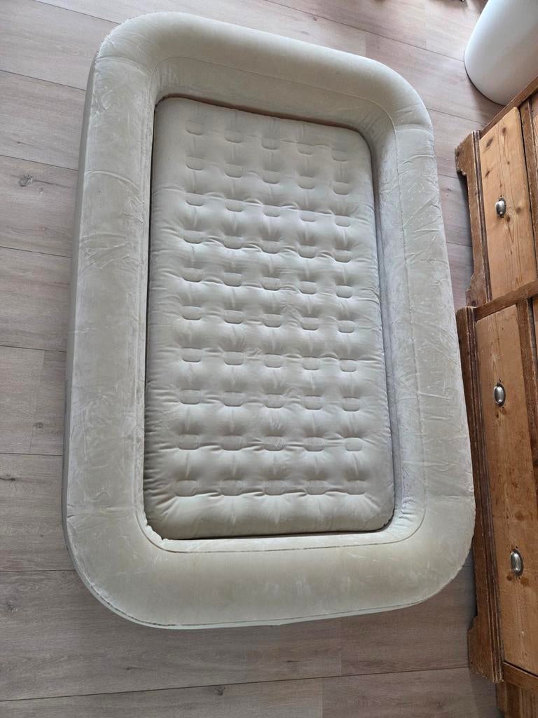 2x Intex Luchtbed met opstaande rand (1-persoons) + handpomp, Ophalen of Verzenden