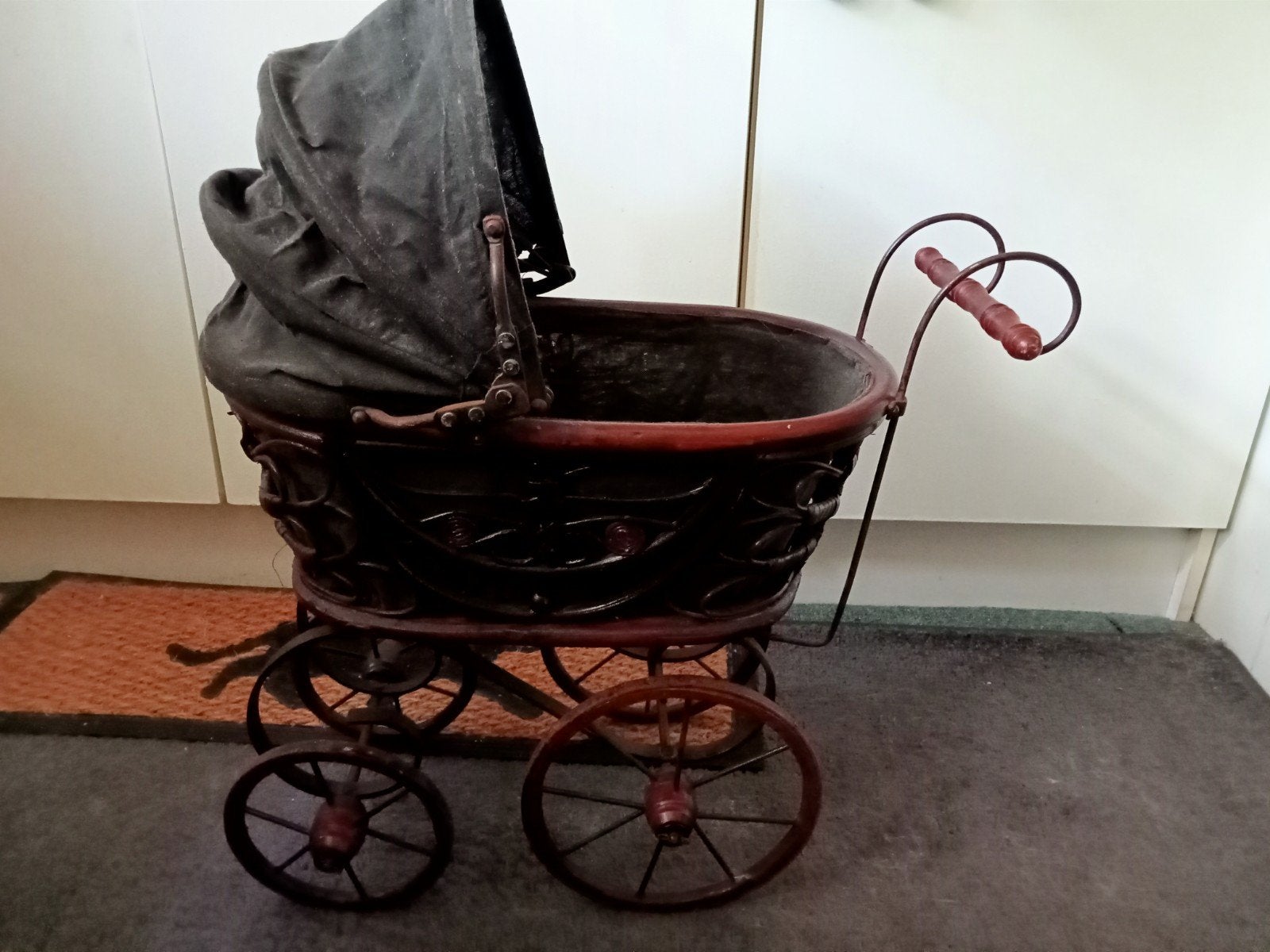 Antieke Victoriaanse stijl poppenwagen ca 1920, Ophalen