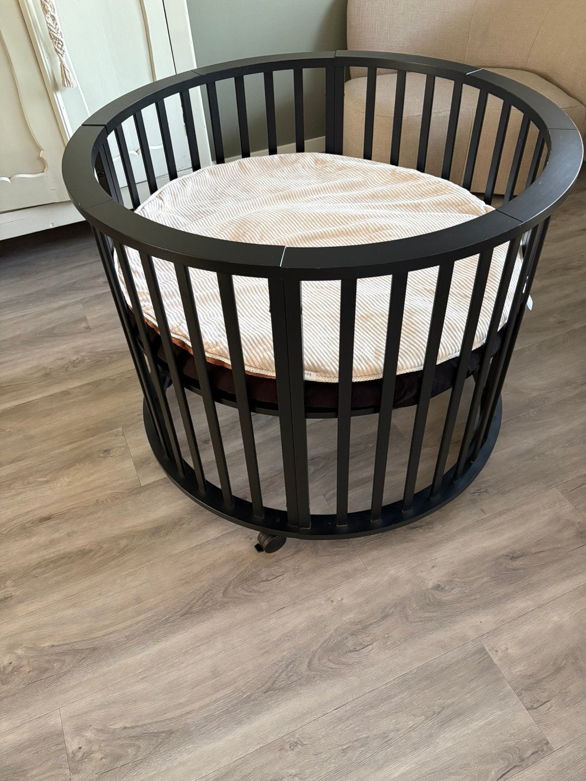 Zwarte ronde box incl. matras en boxkleed, Kinderen en Baby's, Boxen, Ophalen, Zo goed als nieuw, Rond, Boxkleed
