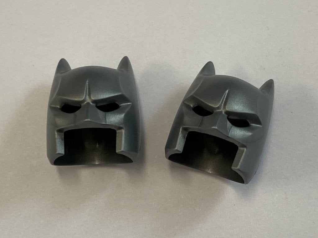 Partij 2x nieuwe mat zilveren Lego Batman helm, Overige thema's, Lego, Nieuw, Ophalen of Verzenden
