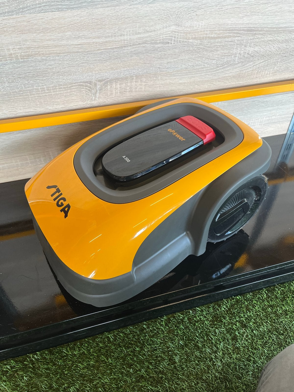 Stiga Robot maaier Actie, Ophalen of Verzenden, Zo goed als nieuw, Minder dan 20 cm, Bestuurbaar via app