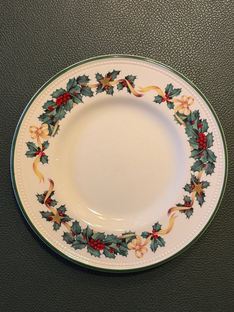 Royal Stafford pearl kerst 2 bordjes 18cm, Ophalen of Verzenden, Zo goed als nieuw, Porselein, Bord of Schaal