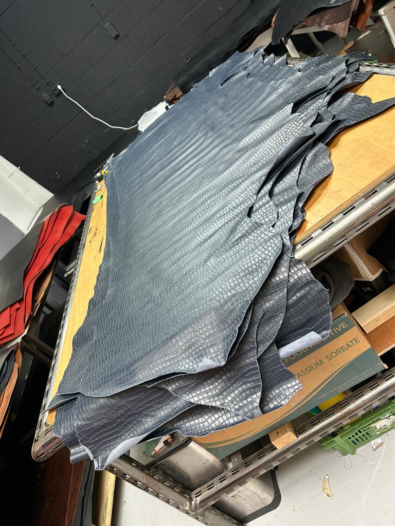 Nawi Blauw Italiaanse halve huiden krokodil print soepel, Blauw, Leer of Kunstleer, Ophalen of Verzenden, Zo goed als nieuw