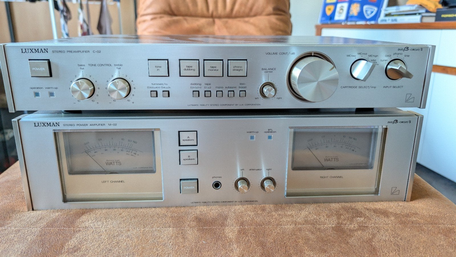 Foto 2 van Luxman C-02 Voorversterker en M-02 Eindversterker Set