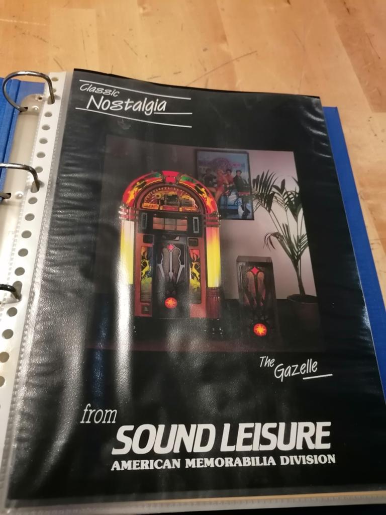 Te koop map met 40 folders van Sound Leisure jukeboxen, Verzamelen, Automaten | Jukeboxen, Ophalen of Verzenden, 1970 tot heden