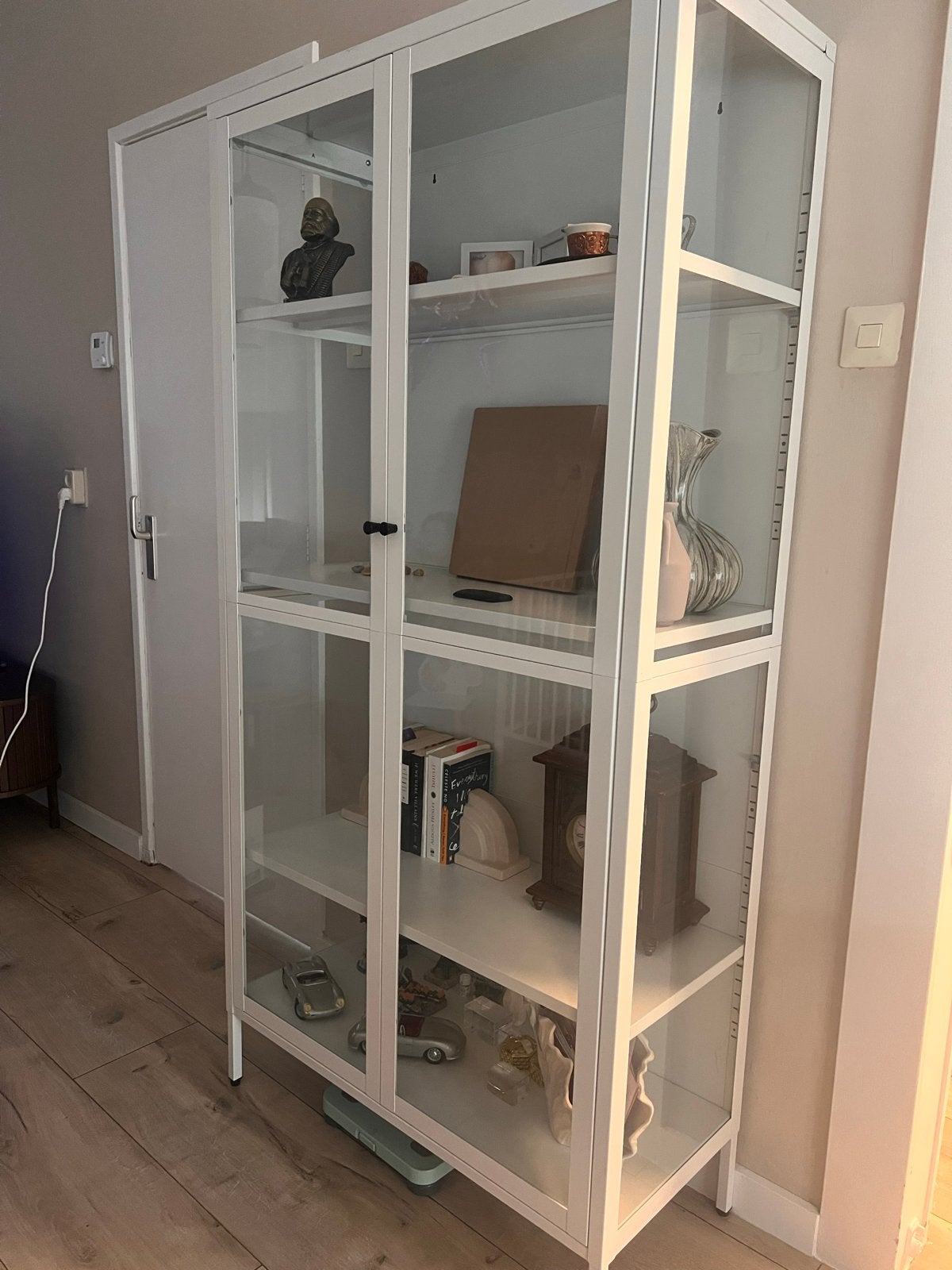 Witte vitrinekast met glazen deuren en planken, Ophalen, 50 tot 100 cm, Zo goed als nieuw, Metaal