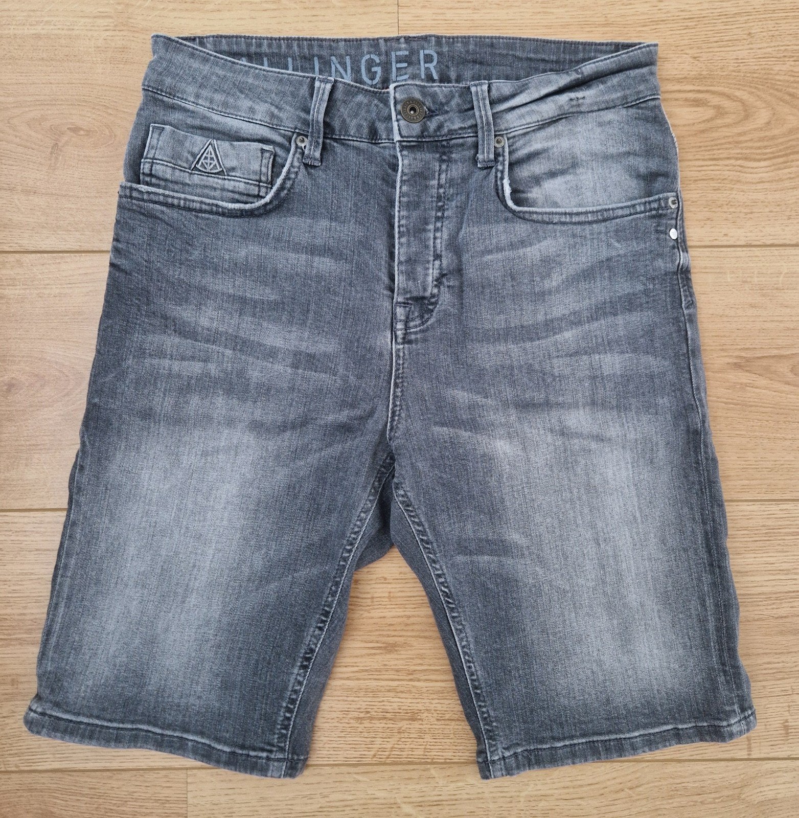 Grijze korte jeans short van Hallinger maat XS., Hallinger, W32 (confectie 46) of kleiner, Ophalen of Verzenden, Zo goed als nieuw
