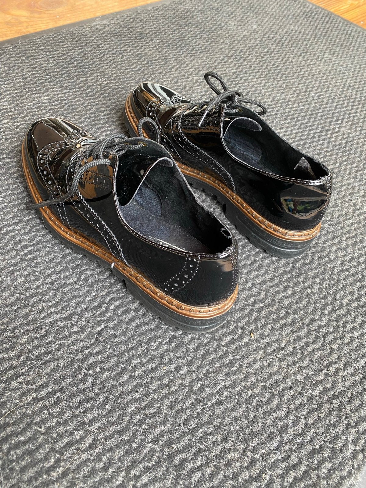 Rieker Zwarte Lak Brogues Maat 39, Ophalen of Verzenden, Zo goed als nieuw, Zwart, Schoenen met lage hakken