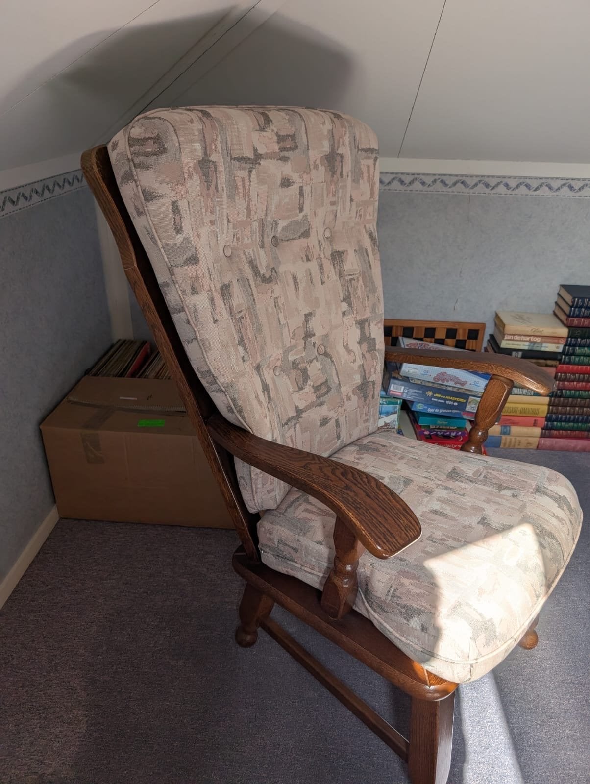 Comfortabele fauteuil met houten frame en stoffen bekleding, Huis en Inrichting, Stoelen, Gebruikt, Overige kleuren, Ophalen of Verzenden