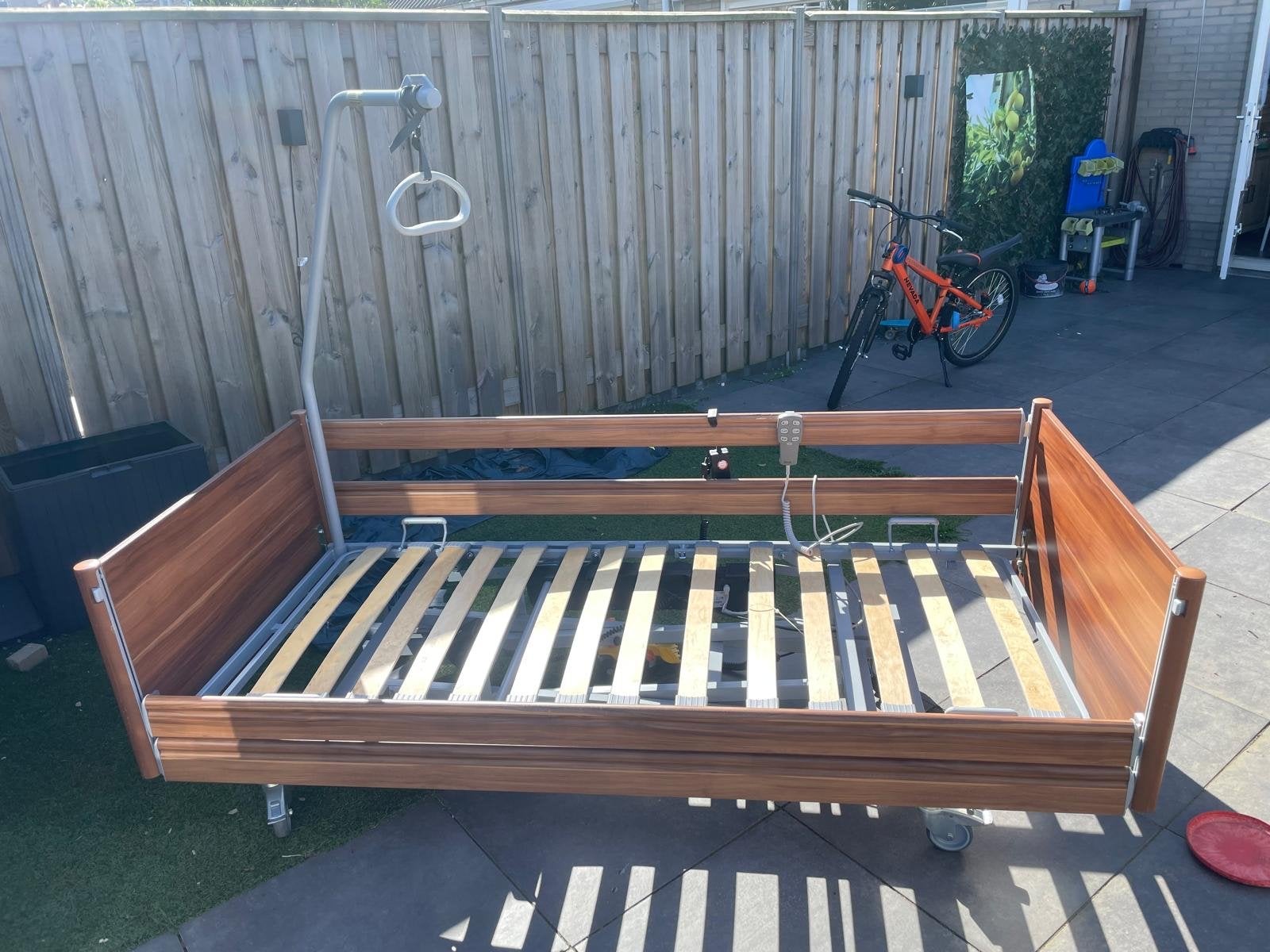 - Verstelbaar Eenpersoonsbed met Papegaai, Ophalen, 90 cm, Eenpersoons, Bruin