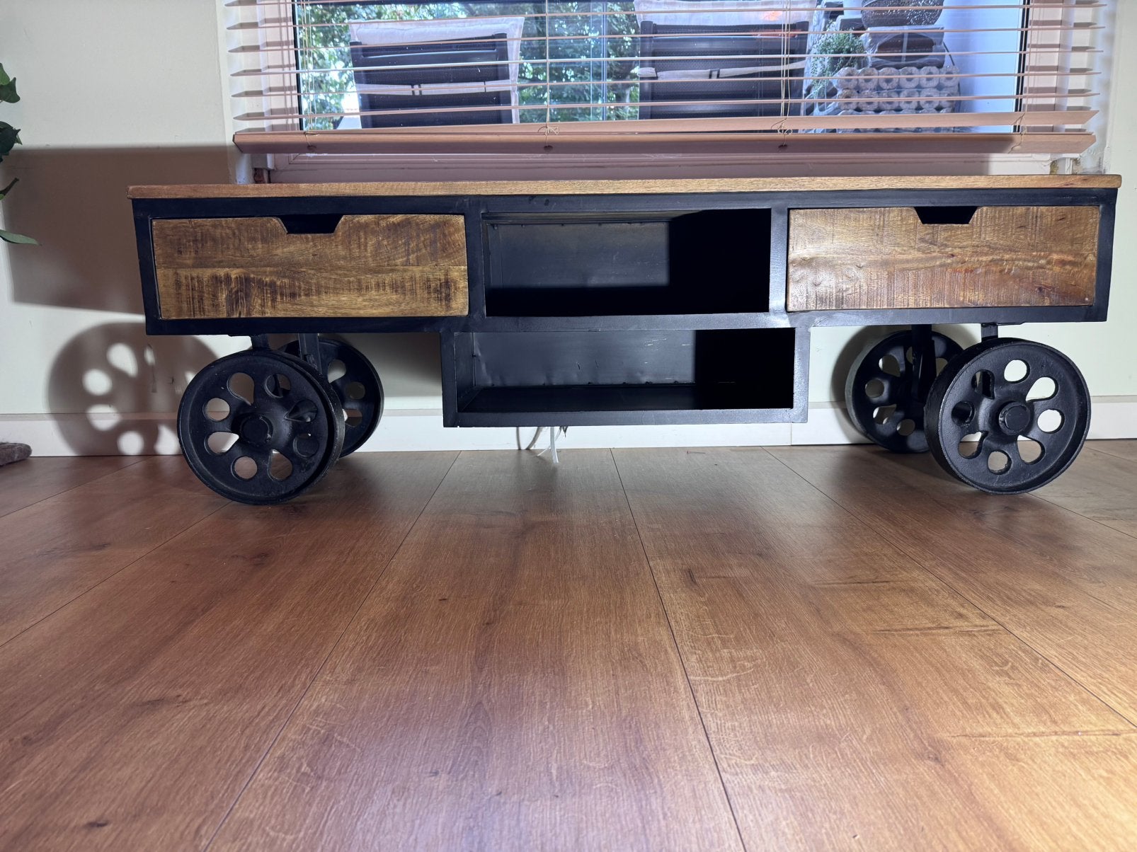 Mango houten tv-meubel op wieltjes - Industrieel design, Ophalen, 100 tot 150 cm, Zo goed als nieuw, Minder dan 100 cm