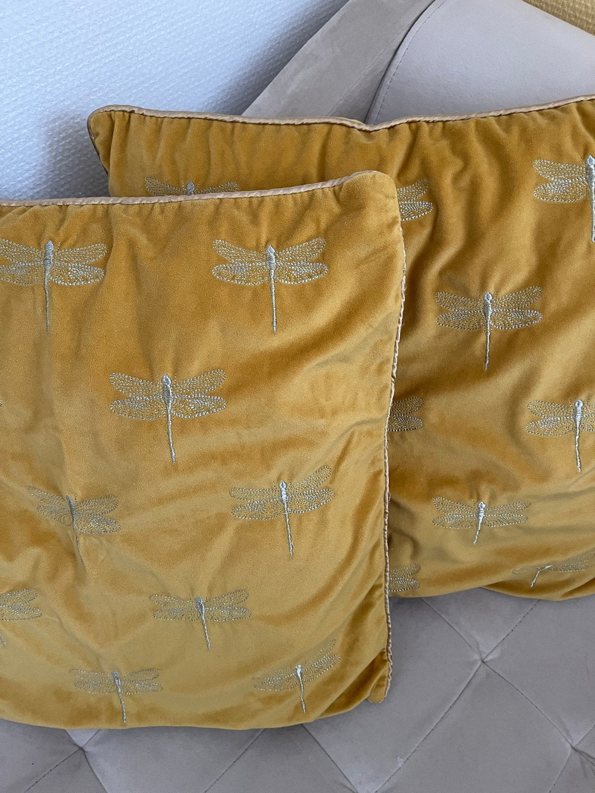 Set van 2 okergele sierkussens met libellenprint, Overige merken, Gebruikt, Vierkant, Ophalen of Verzenden