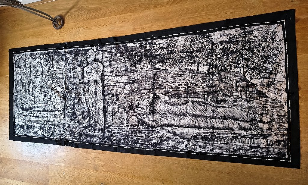 grote batik met  beeltenis van de drie boeddha houdingen, 90 cm, Textiel, Ophalen of Verzenden, Zo goed als nieuw