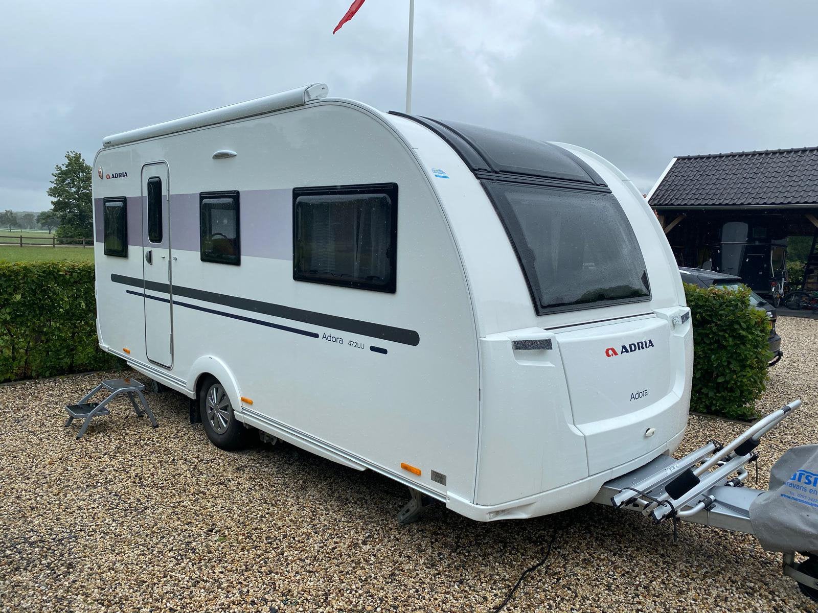 Adria Adora 471 LU - Luxe en Comfortabele Caravan (2017), Rondzit, Particulier, Adria, 5 tot 6 meter