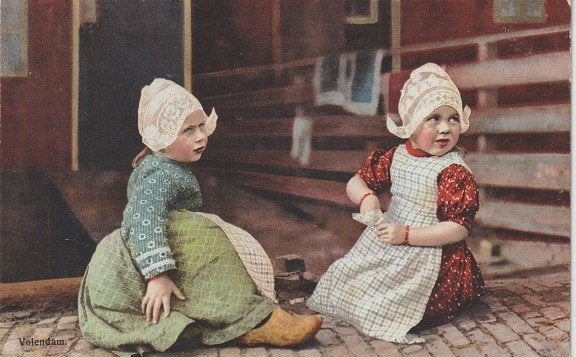 Twee kindjes in klederacht Volendam, Verzenden, 1940 tot 1960, Ongelopen, Klederdracht