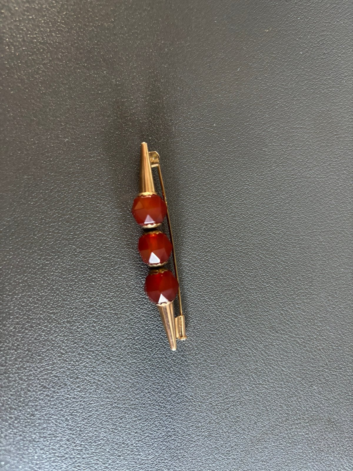 14k gouden broche met 3 carneoolstenen, Antiek en Kunst, Ophalen of Verzenden, Goud