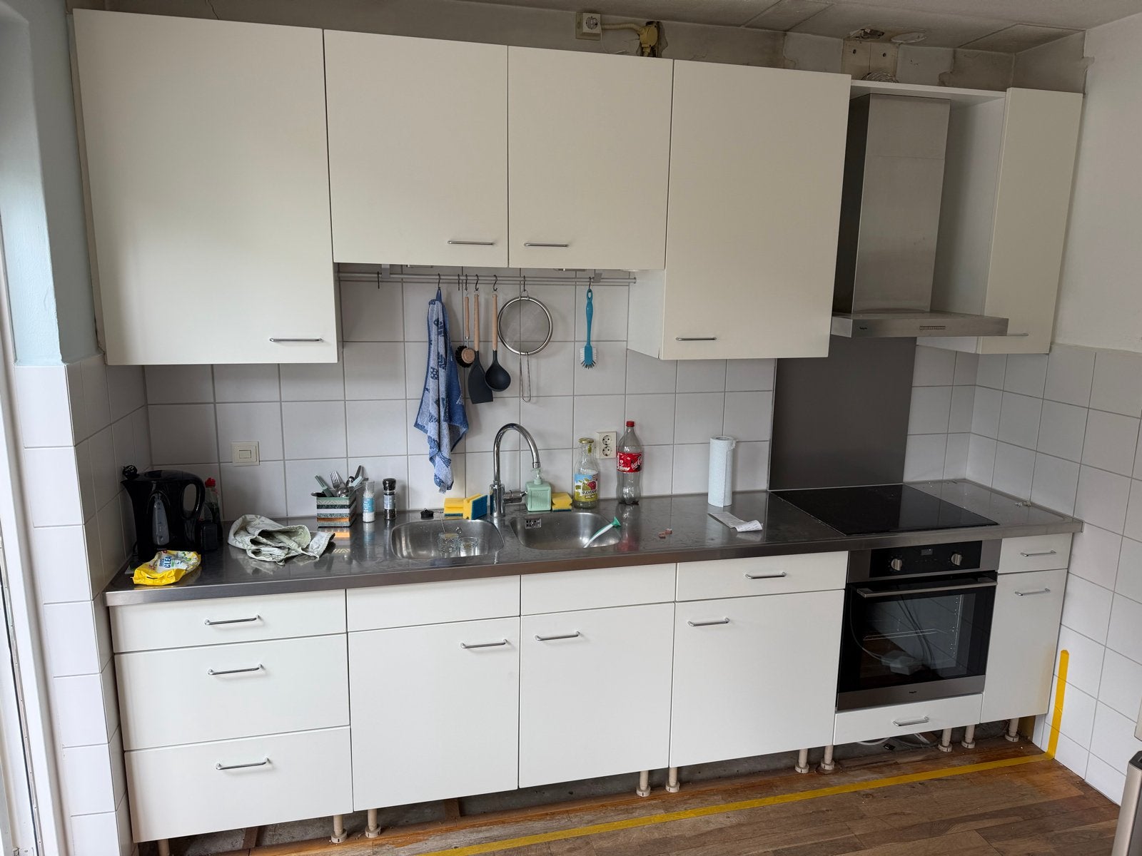 Witte keuken met RVS blad en apparatuur, Ophalen, Gebruikt, Wit, Enkelwandige keuken