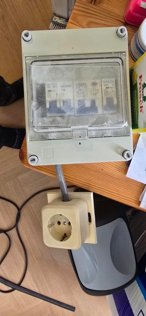 Kleine meterkast met stopcontact en zekeringen, Ophalen of Verzenden, Gebruikt, Overige typen