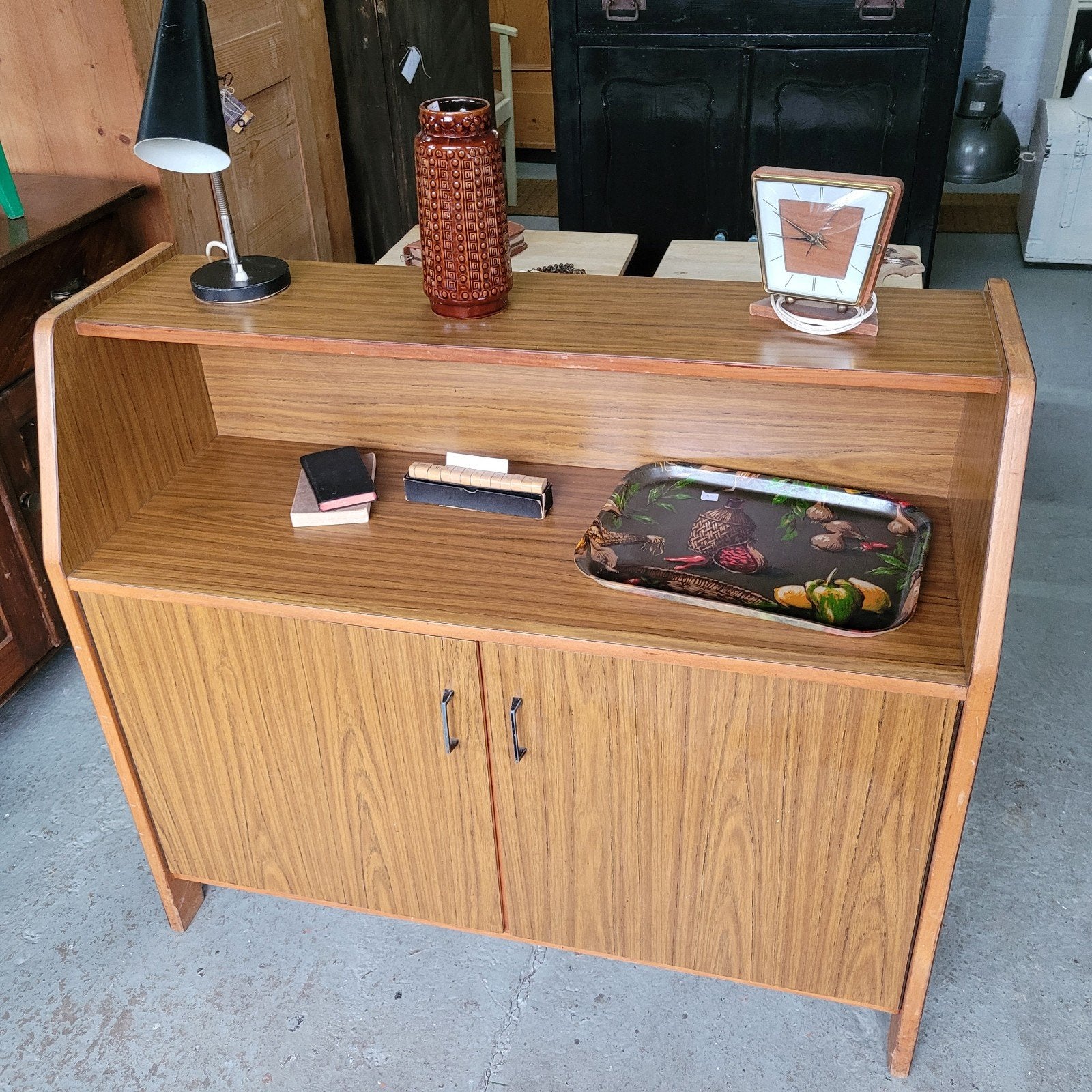 Vintage oude lage kast, Ophalen