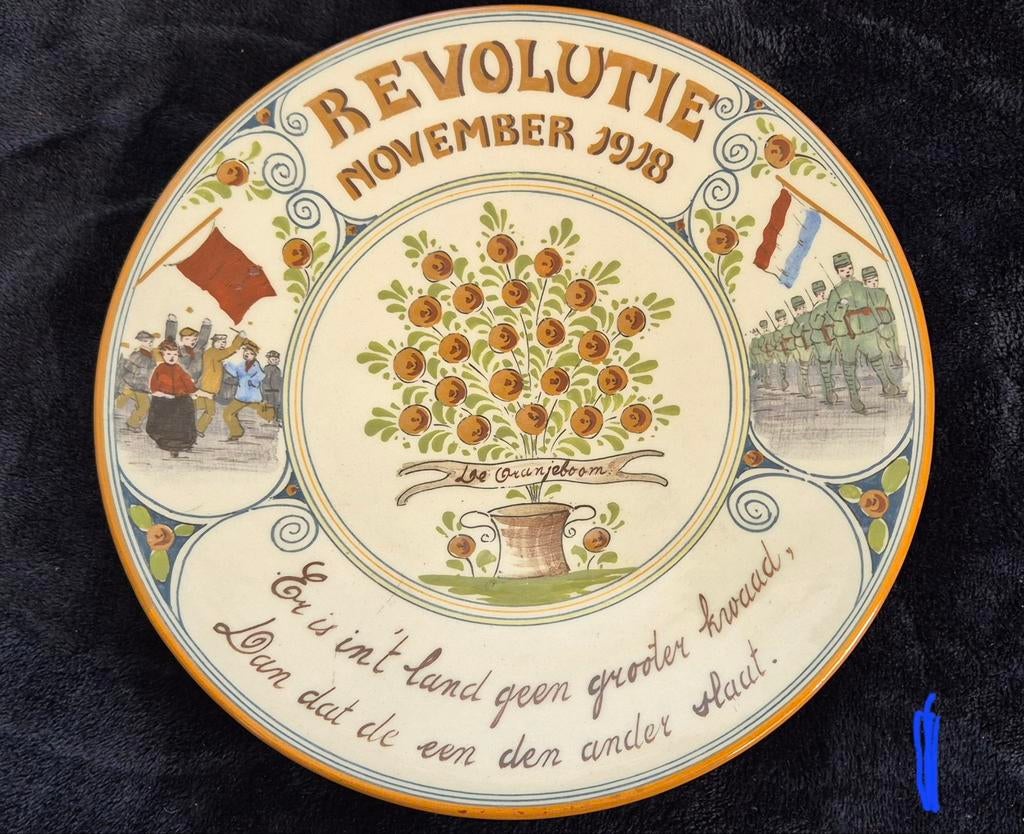 REVOLUTIE REVOLUTIE NOVEMBER 1918
DE ORANJEBOOM

Bord, Ophalen of Verzenden