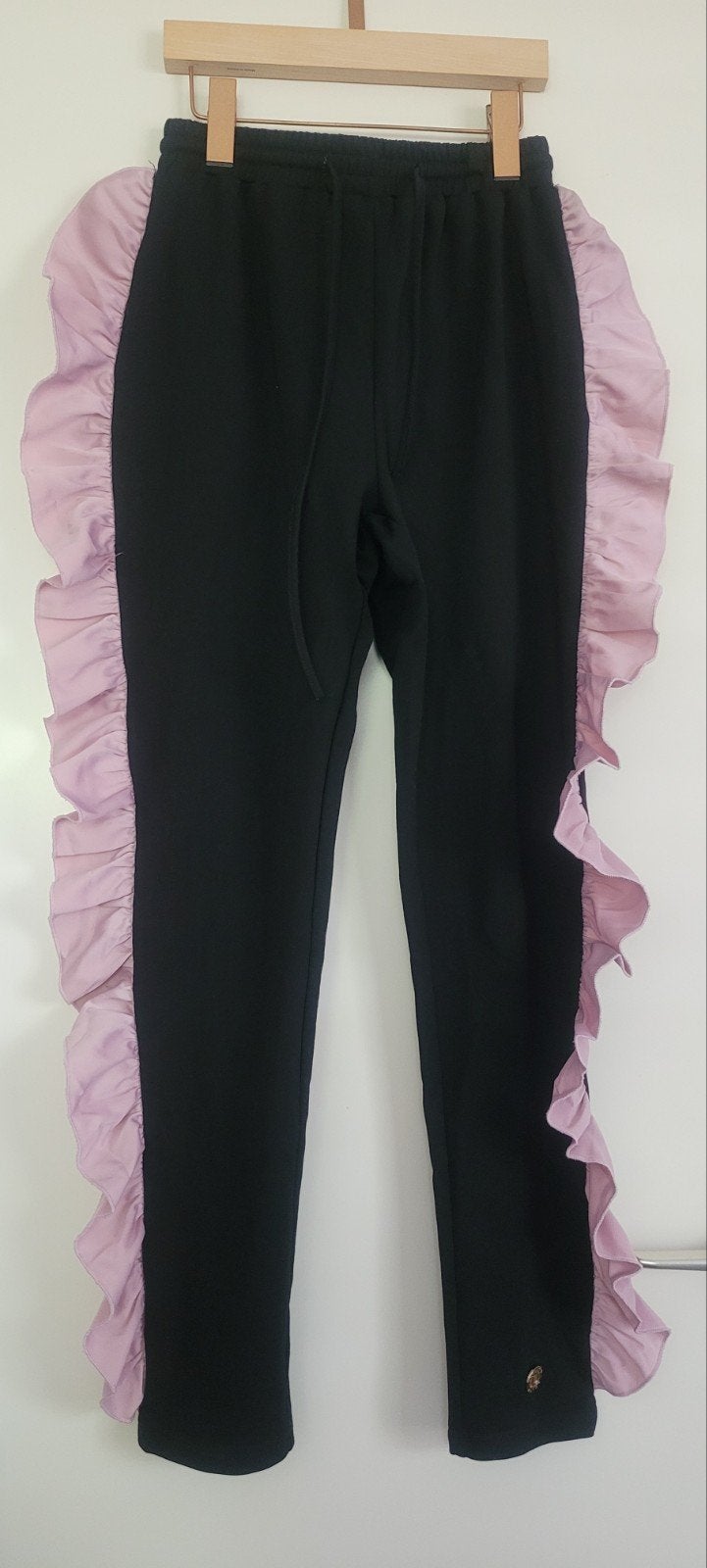 Zwarte broek met roze ruches - Delousion, Zwart, Ophalen of Verzenden, Maat 34 (XS) of kleiner, Lang