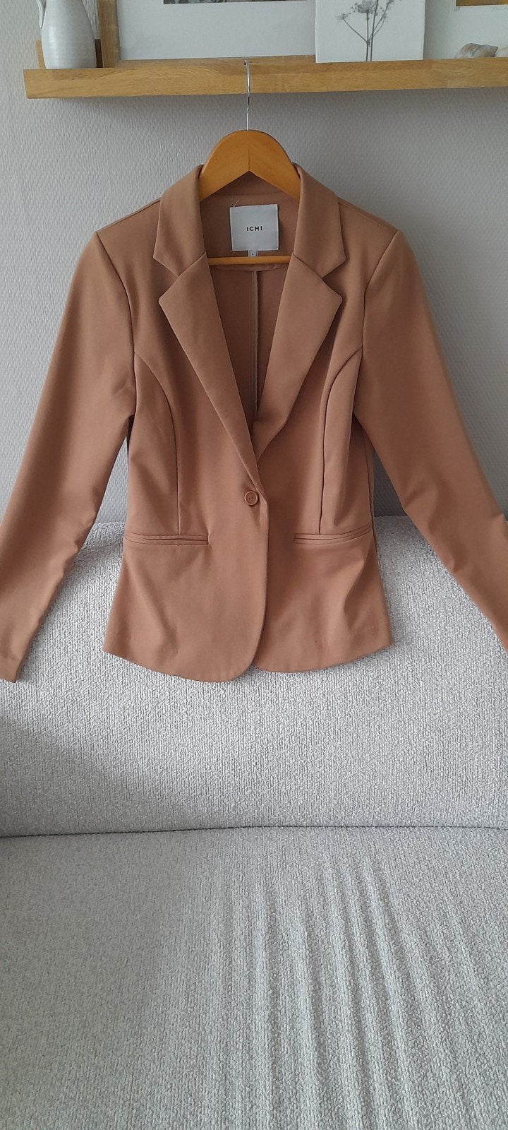 Colbert / jasje/ camel kleur  / ICHI / maat M, Kleding | Dames, Jasjes, Kostuums en Pakken, Ophalen of Verzenden, Zo goed als nieuw