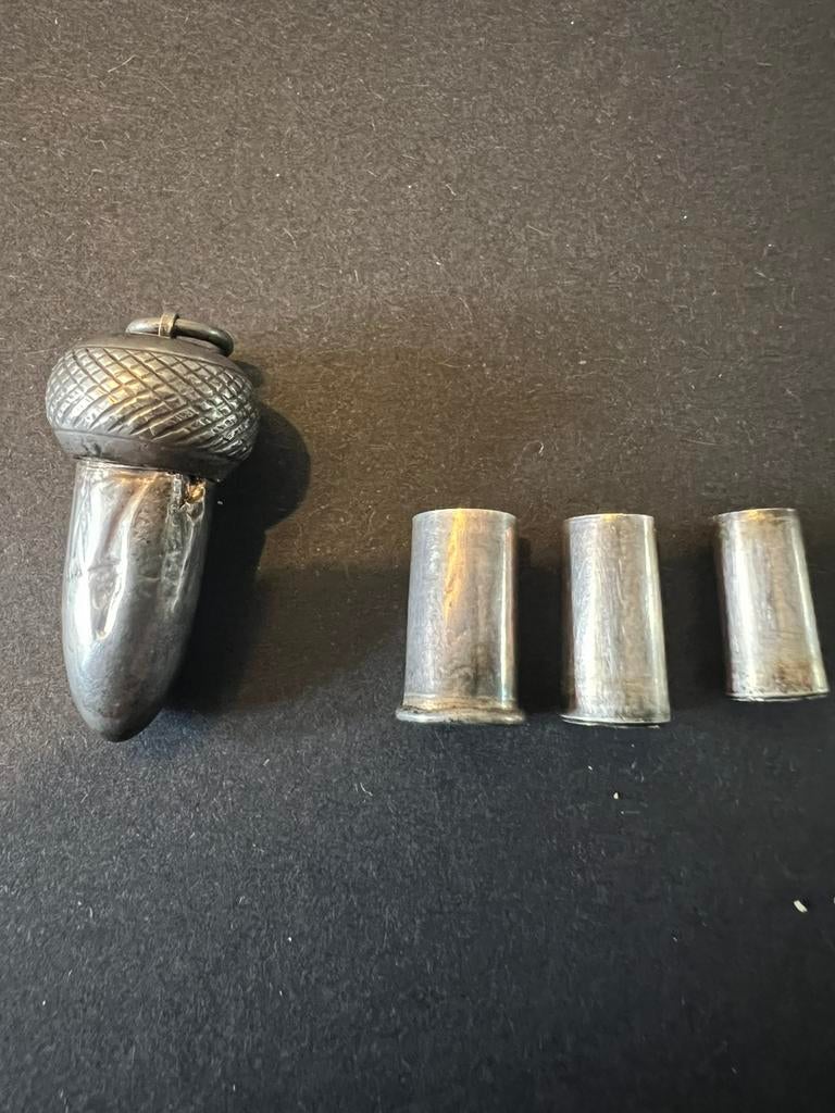 Antiek zilveren hanger vorm van eikel/ sigaretten pijpje, Ophalen of Verzenden, Zilver
