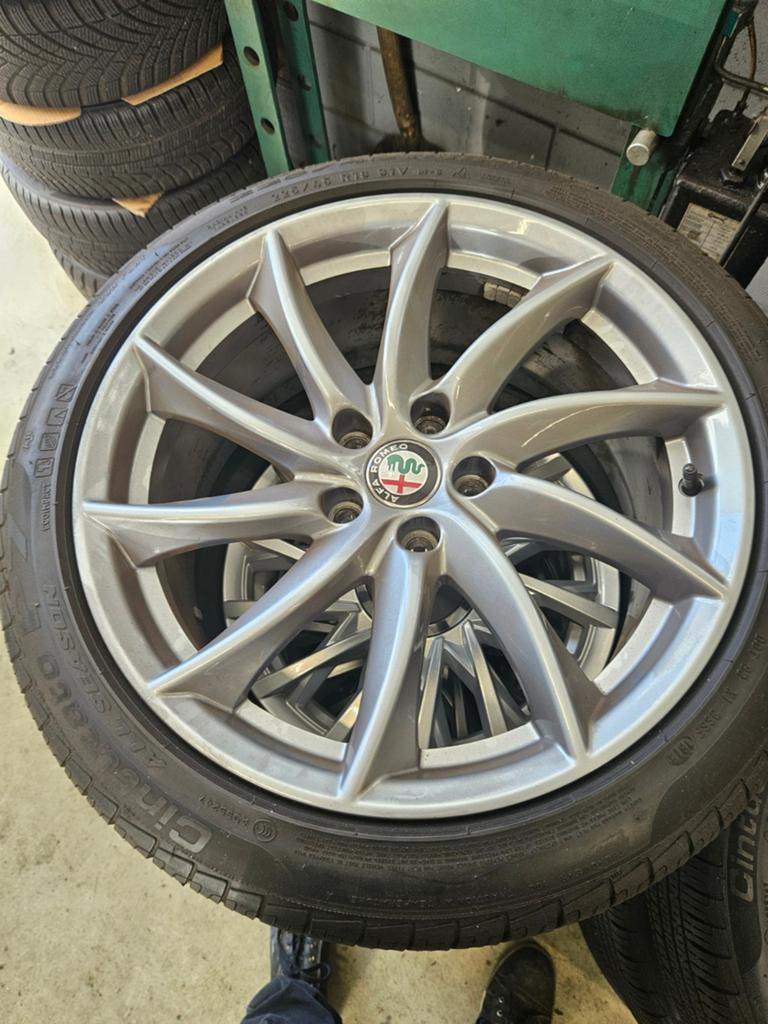 Originele Alfa Giulia velgen met all season banden, Ophalen, 18 inch, Gebruikt, Banden en Velgen