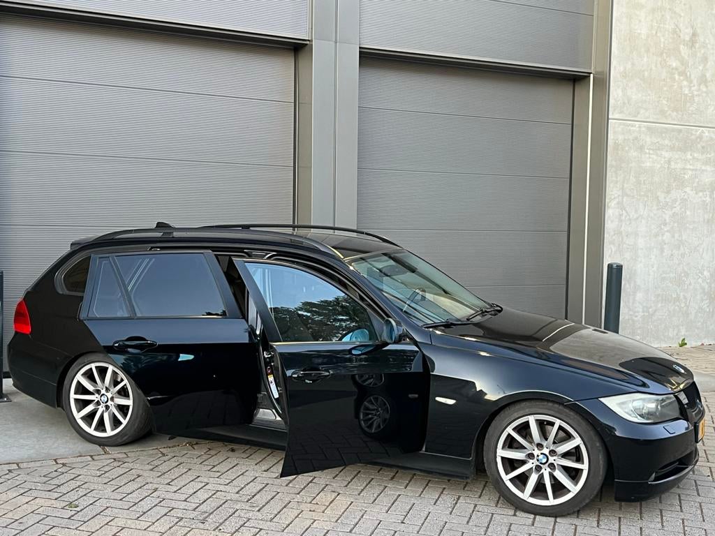 Zwarte BMW 3-Serie 320i E91 Touring 170PK/NieuweAPK/Navi/AC!, 1995 cc, Zwart, 4 cilinders, USB