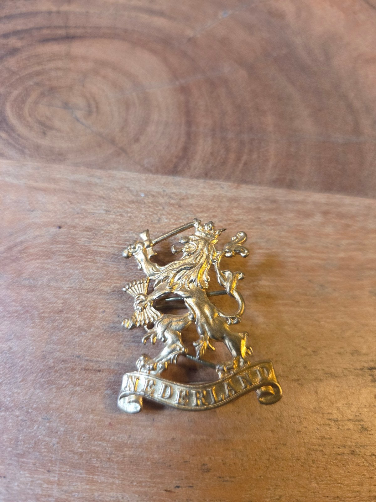 nl leeuw pet/baret embleem nr2, Verzamelen, Ophalen of Verzenden, Landmacht, Nederland, Embleem of Badge