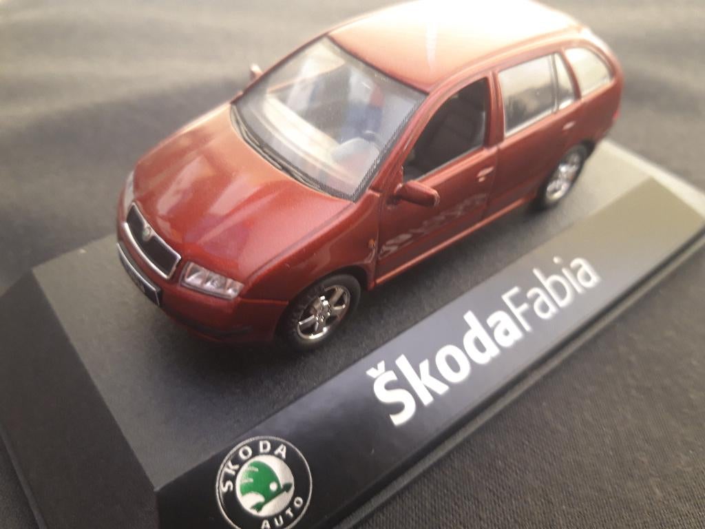 Skoda Fabia Combi rood metallic –  Kaden 1:43, Hobby en Vrije tijd, Modelauto's | 1:43, Ophalen of Verzenden, Zo goed als nieuw