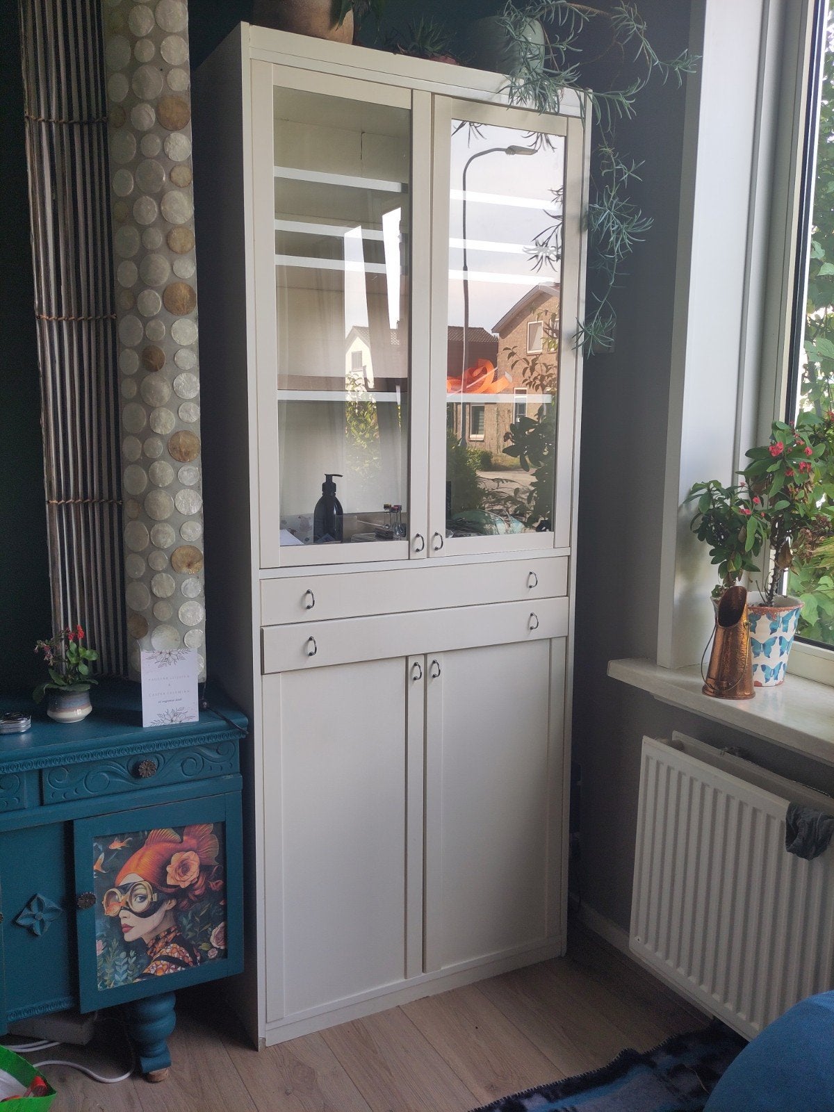 Witte kast met (glazen) deuren en lades, Ophalen, Gebruikt, Met deur(en), 200 cm of meer