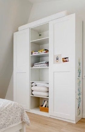 Witte kledingkast met planken en deuren, Huis en Inrichting, Kasten | Kledingkasten, 230cm Hoogte, Gebruikt, 100 tot 150 cm, 200 cm of meer