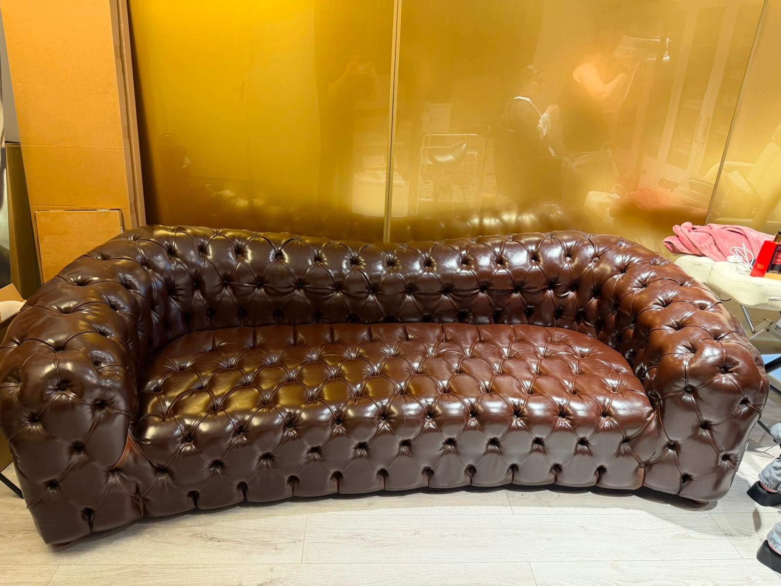 Vintage lederen bank bruin leer sofa per dirext 230x95, Dieren en Toebehoren, Hondenmanden, Ophalen, Zo goed als nieuw, Riet