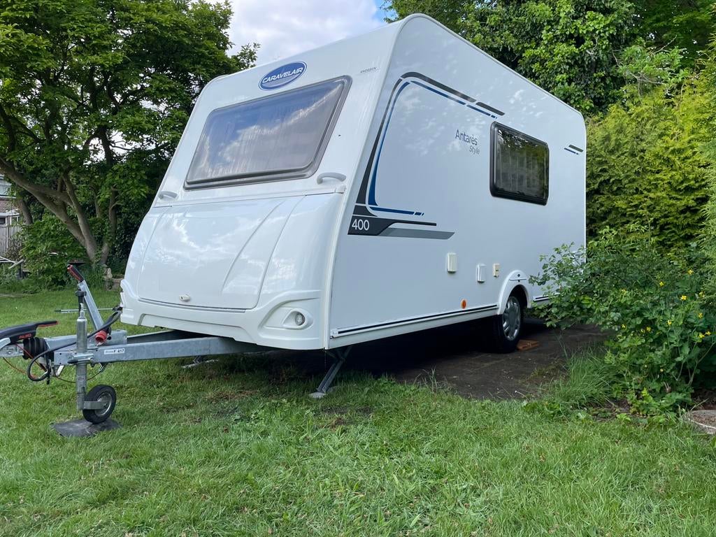 Caravelair Antarès Style 400 (2017), Gladde plaat, luxe uitv, Caravans en Kamperen, Koelkast, Treinzit, 750 - 1000 kg, Particulier