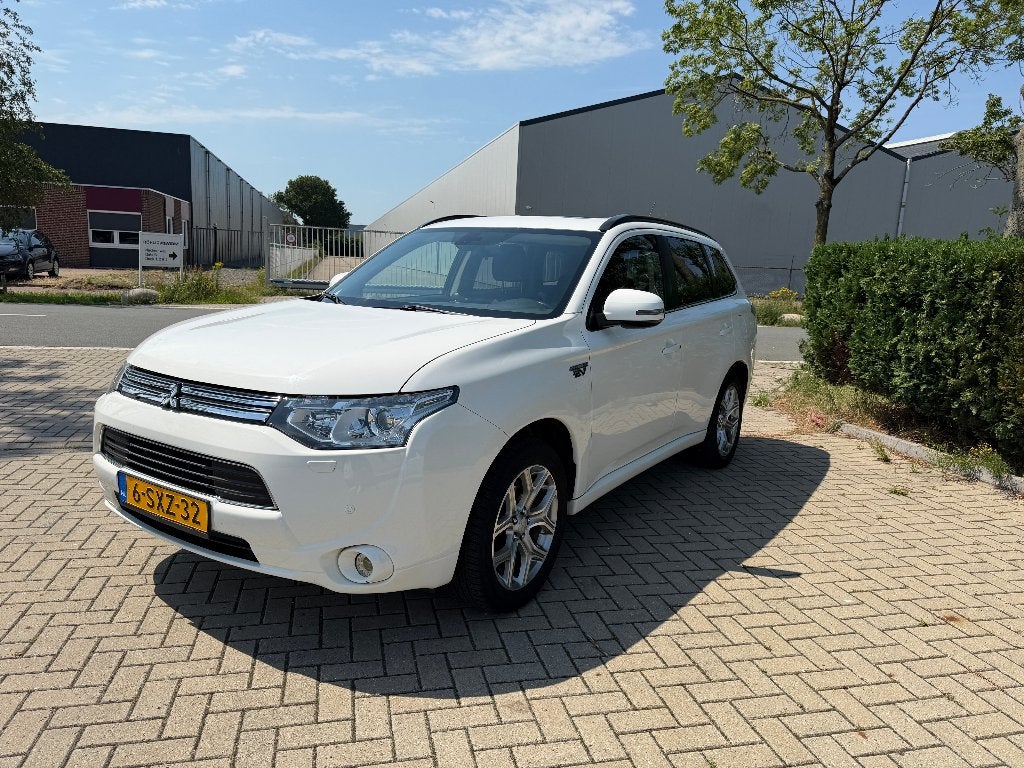 Outlander 2.0  Phev 203pk 4WD Nieuwe APK, Beurt Accu GOED, Auto's, 1998 cc, Lichtsensor, Outlander, Zwart