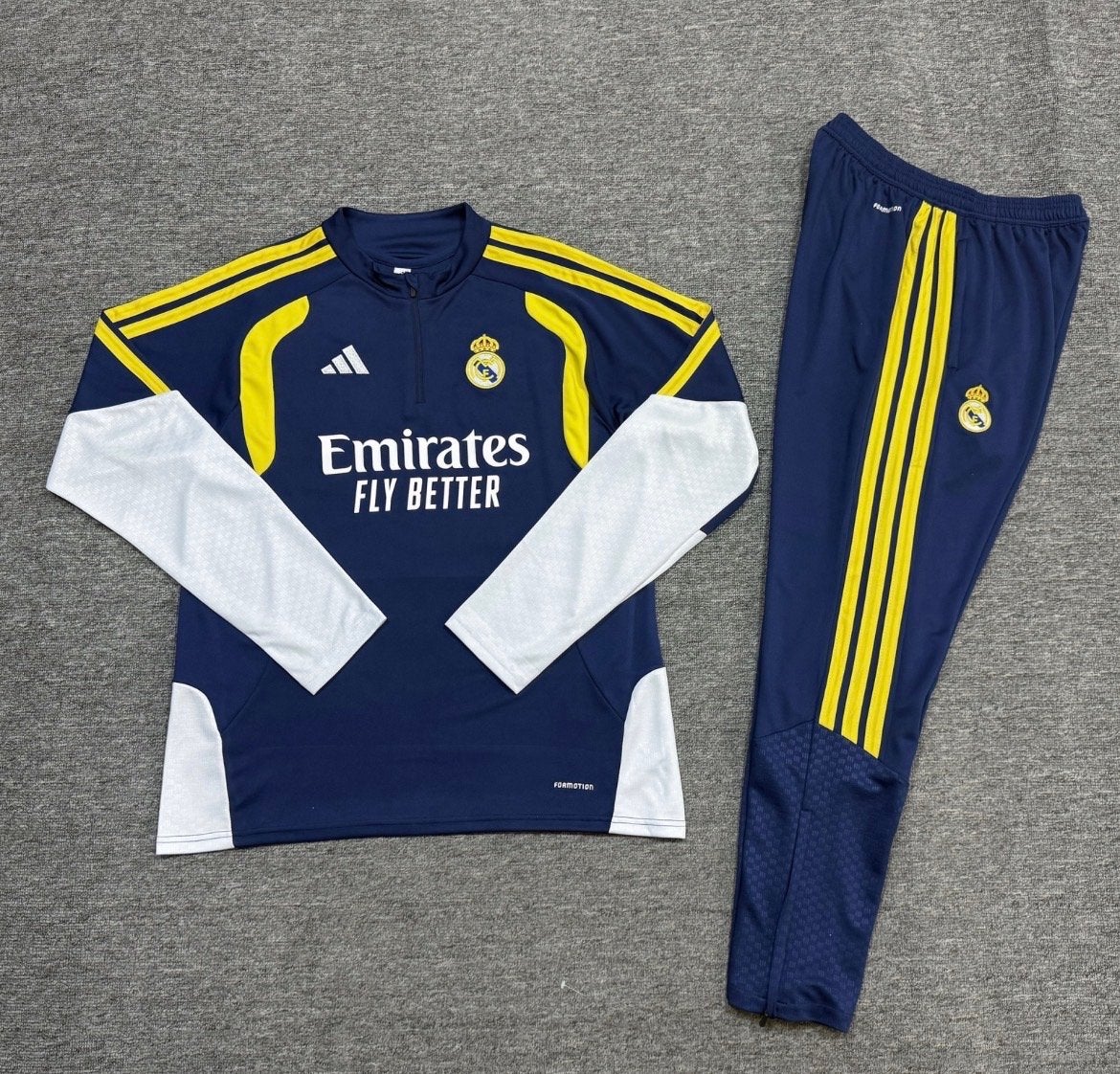 Real Madrid Trainingspak - Donkerblauw/Geel, Nieuw, Ophalen of Verzenden, Voetbal, Maat 48/50 (M)