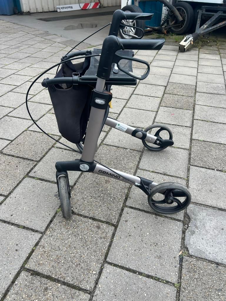 Lichtgewicht inklapbare rollator met handige tas, Diversen, Ophalen, Opvouwbaar, Zo goed als nieuw