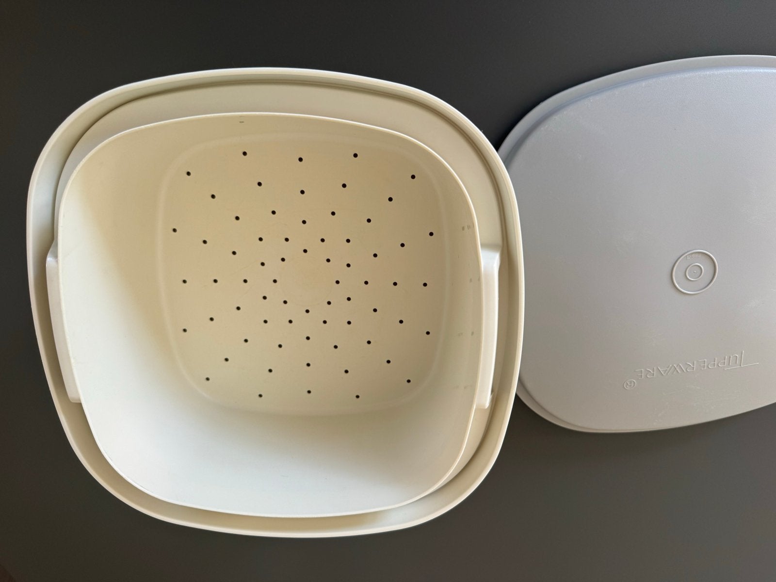 Tupperware bewaardoos met vergiet en deksel, Gebruikt, Bewaardoos, Ophalen of Verzenden, Met deksel