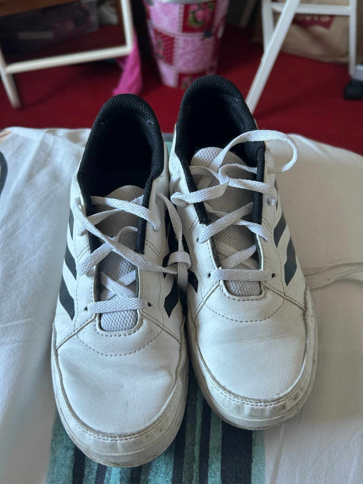 Adidas sneakers wit met zwarte strepen - Maat 35, Gebruikt, Meisje, Sportschoenen, Ophalen of Verzenden