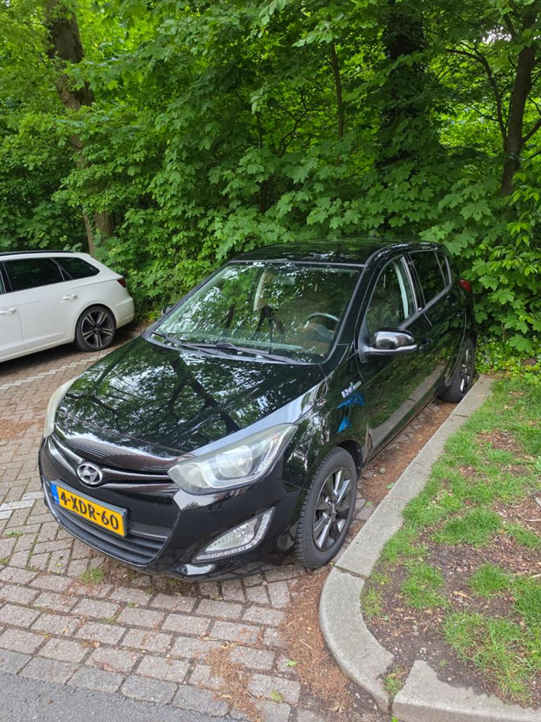 Hyundai i20 1.2I 5-DRS 2014 Zwart, Auto's, Hyundai, 4 cilinders, Zwart, Origineel Nederlands, Handgeschakeld