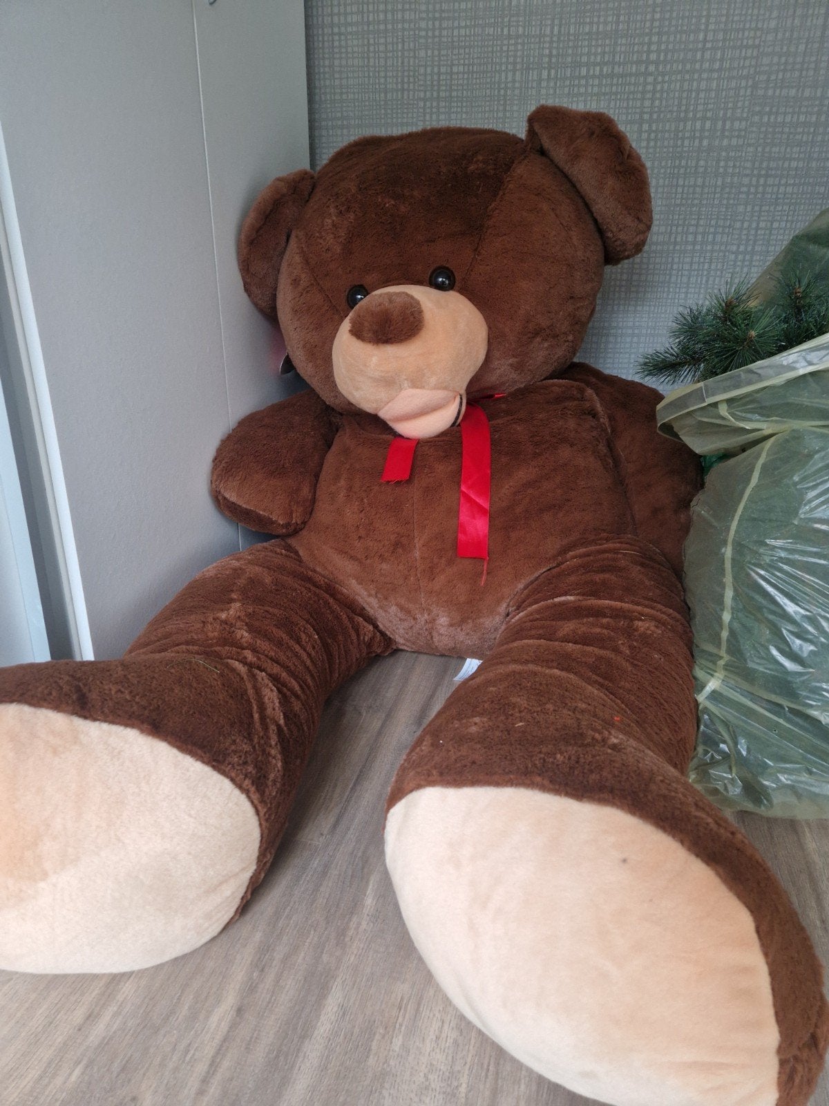 Grote bruine teddybeer met rood lint, Ophalen, Beer, Zo goed als nieuw, Met kleding of accessoire