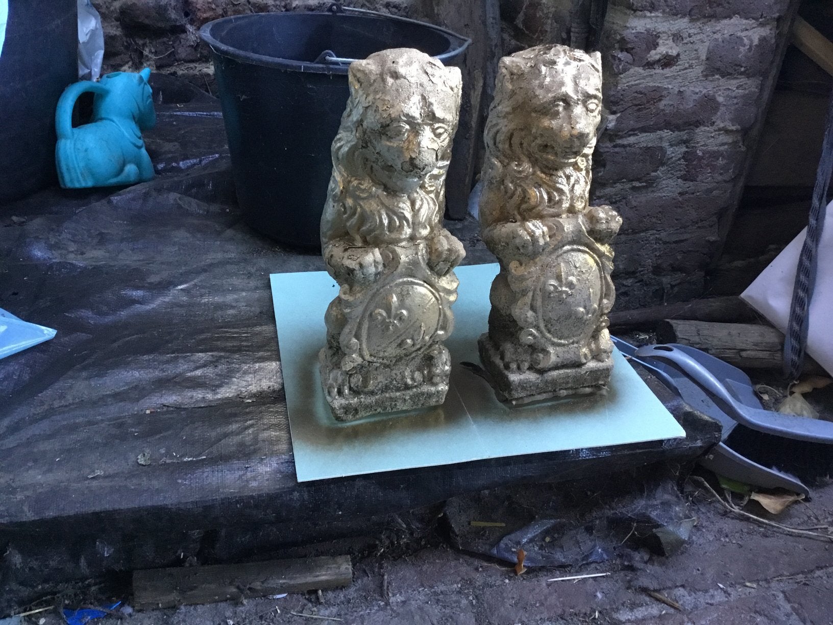 2 goudkleurig tuinbeelden leeuwen decoratie, Ophalen of Verzenden, Zo goed als nieuw