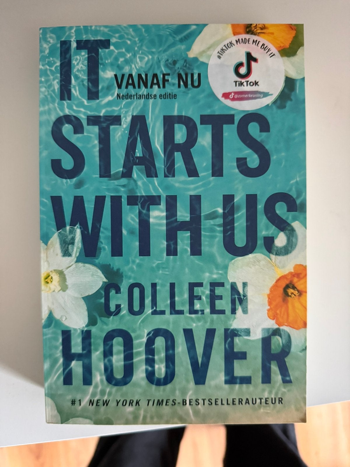 It starts with us boek, Ophalen of Verzenden, Zo goed als nieuw
