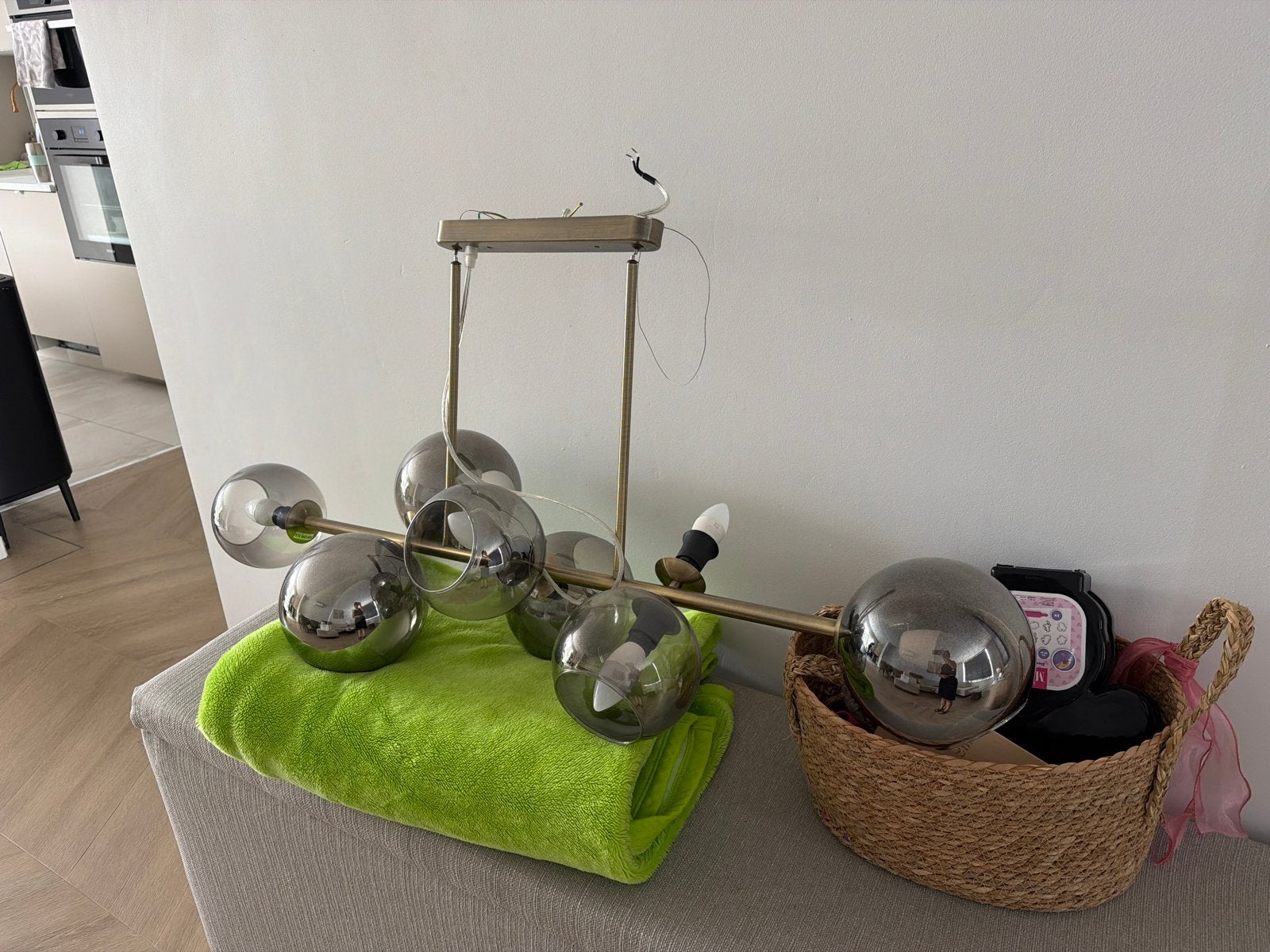 Moderne hanglamp met 6 rookglazen bollen, Ophalen of Verzenden, Gebruikt, Glas, E14 (klein)