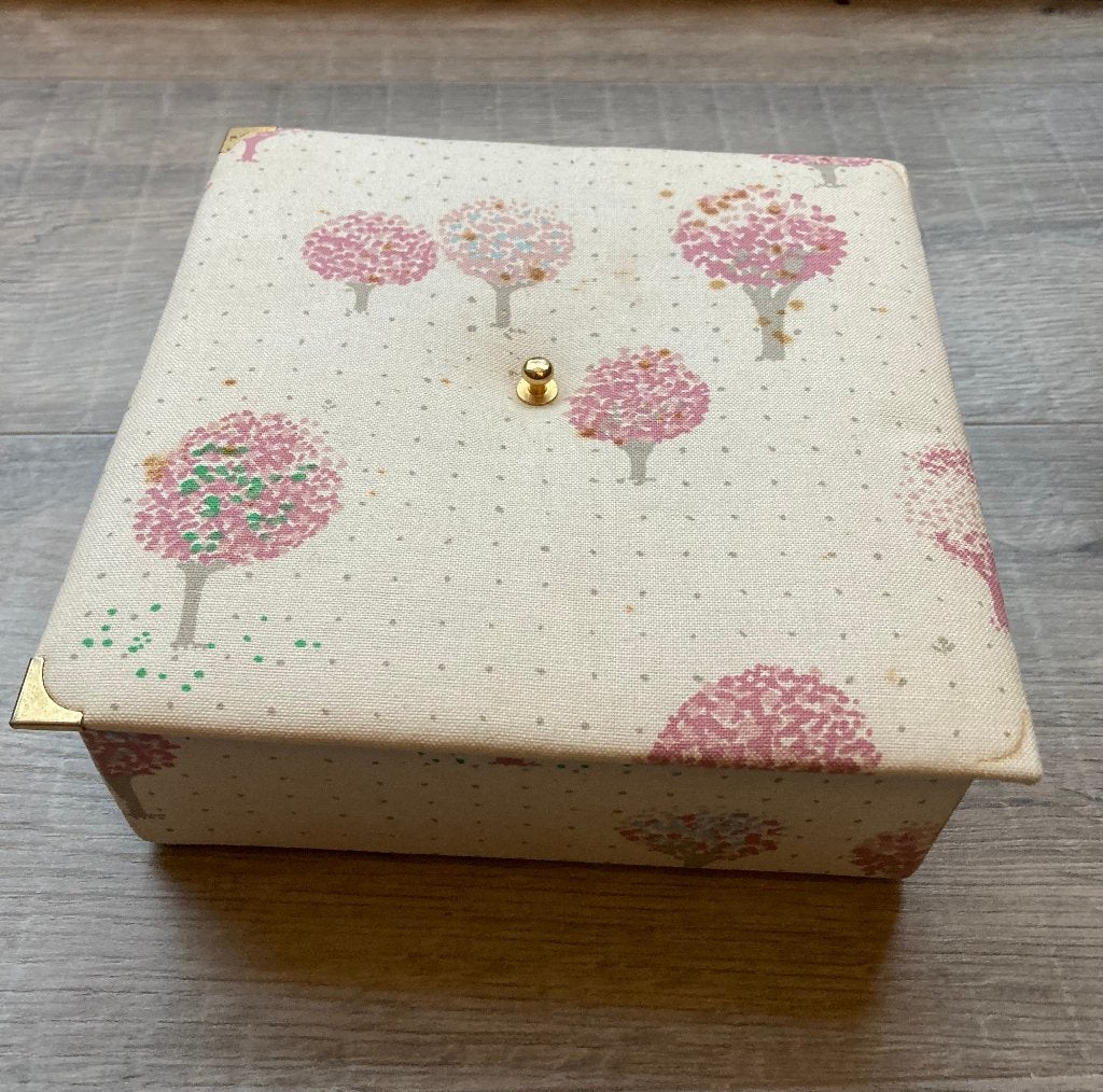 Vintage Franse stoffen oude sieradendoos doosje brocante, Ophalen of Verzenden