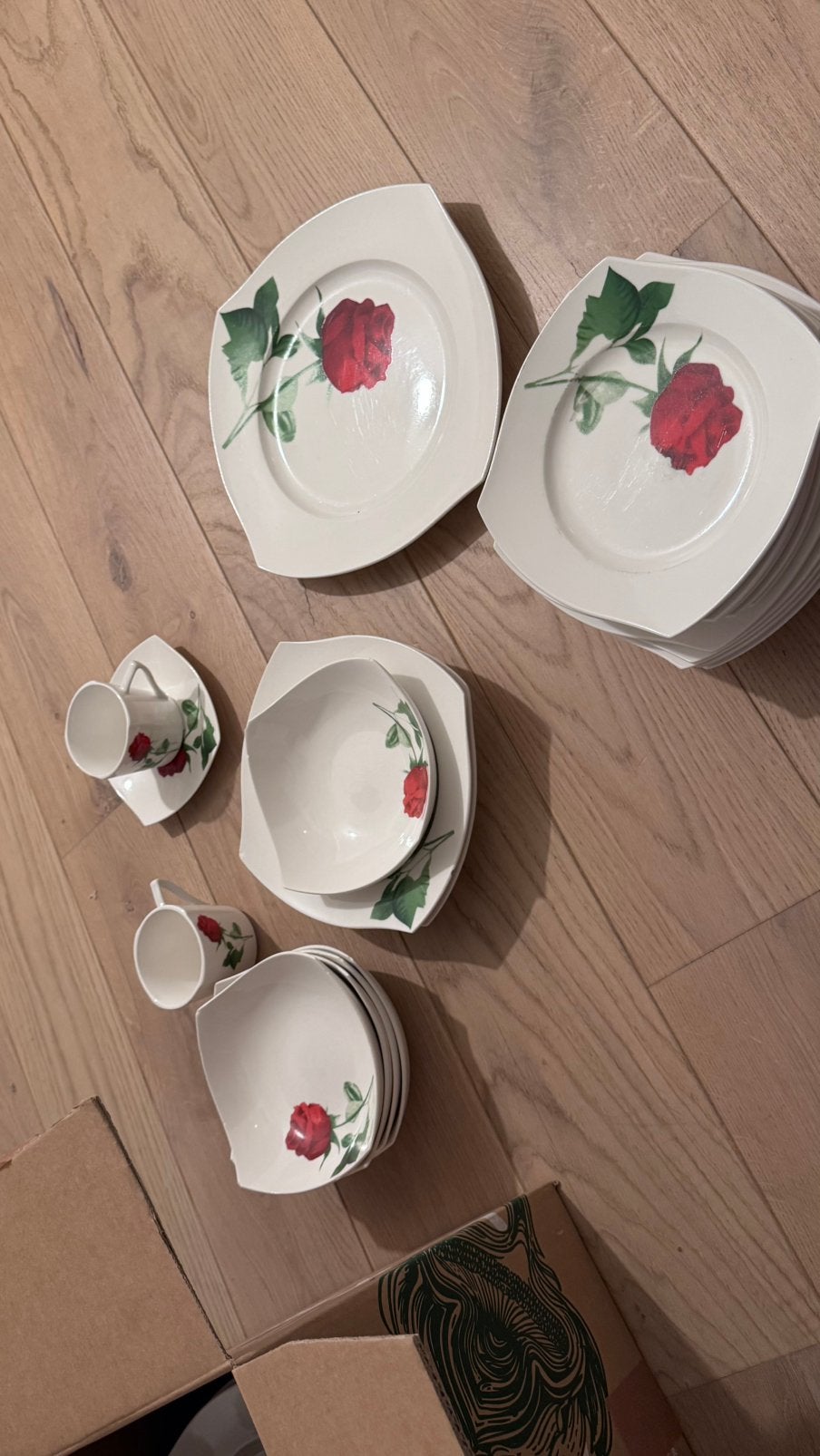 Servies met rozen, Huis en Inrichting, Ophalen, Overige typen, Zo goed als nieuw, Overige stijlen
