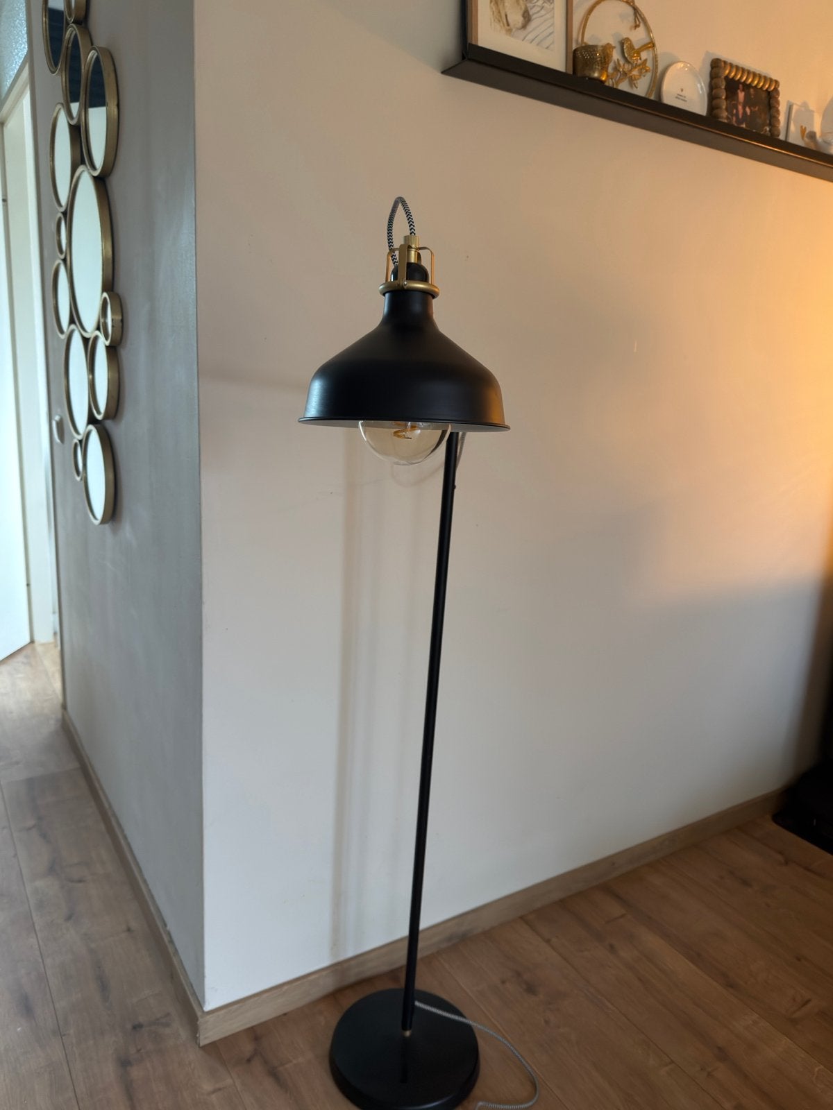 Ikea Ranarp Vloerlamp - Zwart/Goud, Ophalen, 100 tot 150 cm, E27 (groot), Zo goed als nieuw
