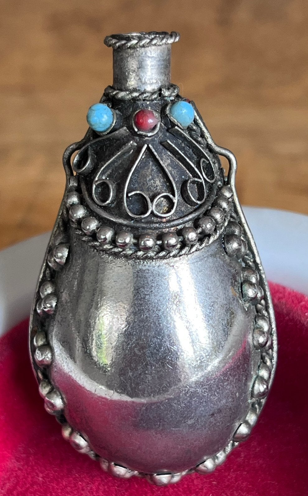 Metalen Tibetaans parfumflesje zonder dopje en ketting, Antiek en Kunst, Curiosa en Brocante, Ophalen of Verzenden