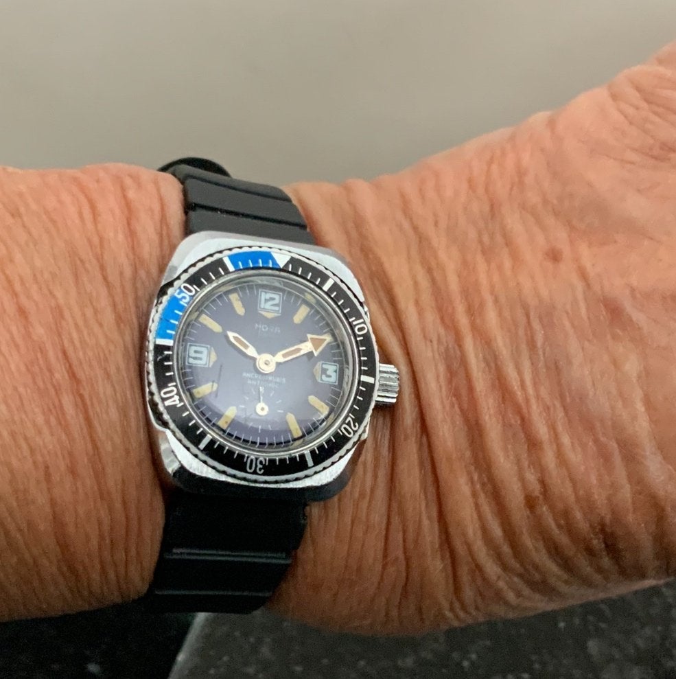 Trendy vintage horloge Mora sport Ancre Rubis Antichoc, Ophalen of Verzenden, Staal, Overige merken, 1960 of later